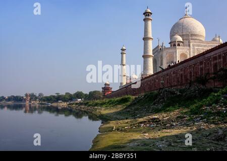 Blick auf den Taj Mahal von Yamuna Fluss, Agra, Uttar Pradesh, Indien. Taj Mahal wurde als UNESCO-Weltkulturerbe im Jahr 1983 bezeichnet. Stockfoto
