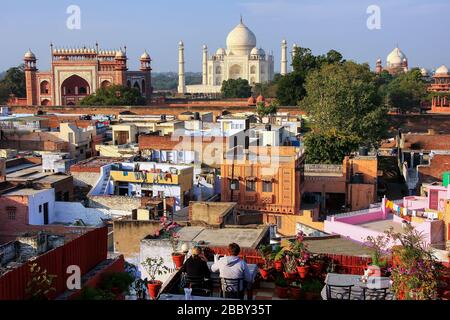 Blick auf Taj Mahal vom Restaurant auf Dachterrasse im Taj Ganj Nachbarschaft in Agra, Indien. Taj Mahal wurde 1632 von Kaiser Shah Jahan als ein Denkmal bauen
