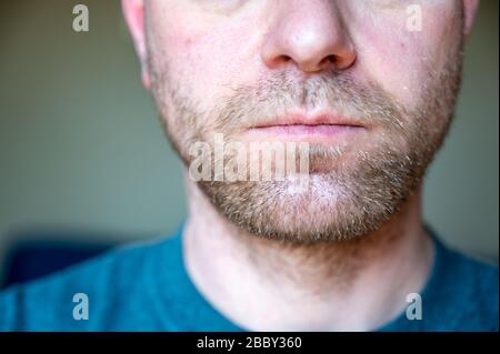 Kinn, Nase und Lippen des unrasierten weißen Männchens Stockfoto