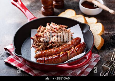 Schweinefleisch mit kitschiger Wurst Stockfoto