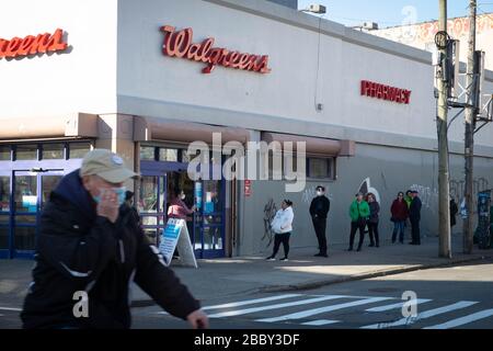 New York, Vereinigte Staaten. März 2020. Ein Queu wird außerhalb eines Walgreens in Brooklyn inmitten des Coronavirus-Ausbruchs in NYC gesehen.der Staat New York hat sich in den Vereinigten Staaten zum Epizentrum des COVID-19-Coronavirus mit über 75.000 bestätigten Fällen und 1.500 gemeldeten Todesfällen verwandelt. Credit: SOPA Images Limited/Alamy Live News Stockfoto