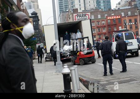 New York, Vereinigte Staaten. März 2020. Der Körper eines verstorbenen Kovid-19-Patienten wird inmitten des Coronavirus-Ausbruchs in eine temporäre Leichenhalle außerhalb des Brooklyn Hospital verladen.der Staat New York hat sich in den Vereinigten Staaten zum Epizentrum des COVID-19-Coronavirus mit über 75.000 bestätigten Fällen und 1.500 gemeldeten Todesfällen verwandelt. Credit: SOPA Images Limited/Alamy Live News Stockfoto