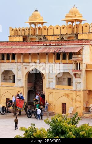 Dekoriert Elefanten eingabe Suraj Pol in Jaleb Chowk (Hof) im Amber Fort, Rajasthan, Indien. Elefantenreiten sind beliebte Touristenattraktion Stockfoto