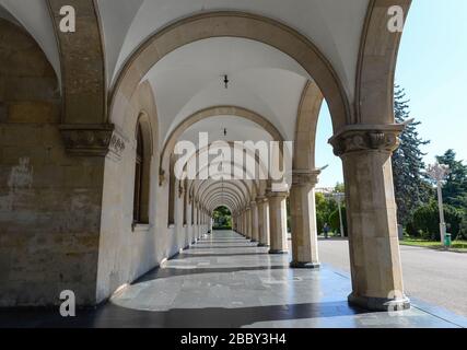 Außenkorridor mit Bögen im einfachen Stil vor dem Joseph Stalin Museum in Gori, Georgia. Stockfoto