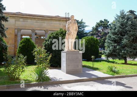 Joseph Stalin Steinstatue vor dem Joseph Stalin Museum in Gori, Georgia, seinem Geburtsort. November 1953 in Moskau) war ein georgischer Revolutionär und Sowjetrepolitiker. Stockfoto