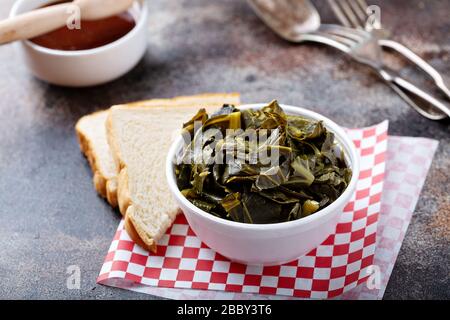 Gekochte Collard-Grüns in einer Schaumstoffschale Stockfoto