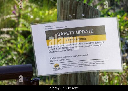 APRIL 2020, CRYSTAL RIVER, FL: Barrikaden mit Schildern, die "Park Closed" lesen, wegen COVID-19-Barzugang zu den Florida State Parks bis auf weiteres. Stockfoto