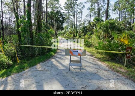 APRIL 2020, CRYSTAL RIVER, FL: Barrikaden mit Schildern, die "Park Closed" lesen, wegen COVID-19-Barzugang zu den Florida State Parks bis auf weiteres. Stockfoto