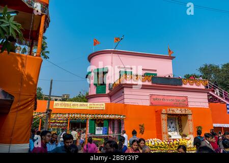 Die Menschen sind für Kolpotoru Utsab versammelt, an Cossipore Garten Haus oder Udyanbati, Gegenwart Ramakrishna Math in Kolkata, West Bengal, Indien am 1. Dezember Stockfoto