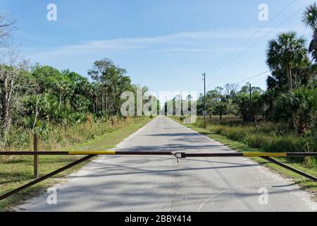 APRIL 2020, CRYSTAL RIVER, FL: Barrikaden mit Schildern, die "Park Closed" lesen, wegen COVID-19-Barzugang zu den Florida State Parks bis auf weiteres. Stockfoto