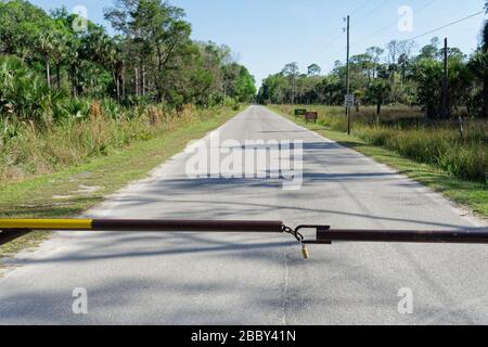 APRIL 2020, CRYSTAL RIVER, FL: Barrikaden mit Schildern, die "Park Closed" lesen, wegen COVID-19-Barzugang zu den Florida State Parks bis auf weiteres. Stockfoto