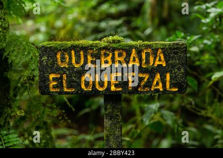 Wegmarkierung für den Quebrada El Quetzal im Santa Elena Cloud Forest Reserve in Monteverde, Costa Rica. Stockfoto