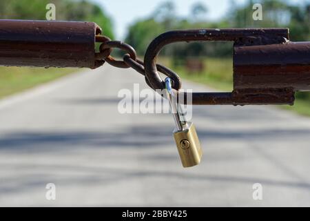 APRIL 2020, CRYSTAL RIVER, FL: Barrikaden mit Schildern, die "Park Closed" lesen, wegen COVID-19-Barzugang zu den Florida State Parks bis auf weiteres. Stockfoto