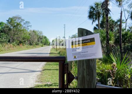 APRIL 2020, CRYSTAL RIVER, FL: Barrikaden mit Schildern, die "Park Closed" lesen, wegen COVID-19-Barzugang zu den Florida State Parks bis auf weiteres. Stockfoto