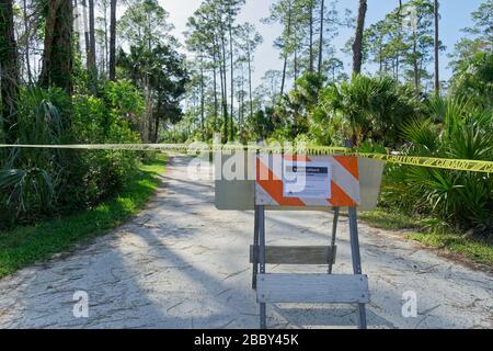 APRIL 2020, CRYSTAL RIVER, FL: Barrikaden mit Schildern, die "Park Closed" lesen, wegen COVID-19-Barzugang zu den Florida State Parks bis auf weiteres. Stockfoto