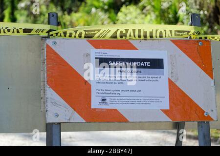 APRIL 2020, CRYSTAL RIVER, FL: Barrikaden mit Schildern, die "Park Closed" lesen, wegen COVID-19-Barzugang zu den Florida State Parks bis auf weiteres. Stockfoto