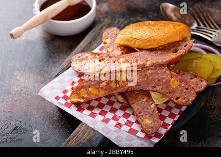 Sandwich mit käsigen Wurstverbindungen Stockfoto