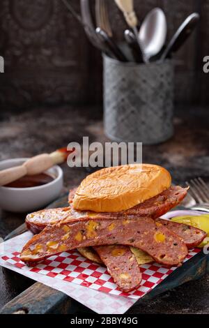 Sandwich mit käsigen Wurstverbindungen Stockfoto