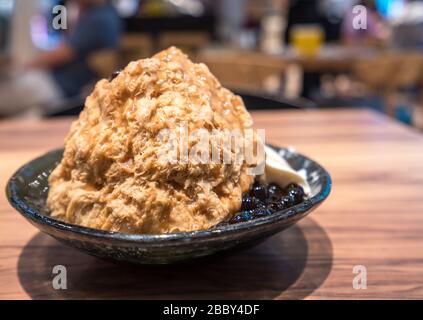 Traditionelle taiwanesische Eis baobing mit Bubble Tea, berühmten Essen in Taiwan Nacht Markt Stockfoto