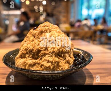 Traditionelle taiwanesische Eis baobing mit Bubble Tea, berühmten Essen in Taiwan Nacht Markt Stockfoto