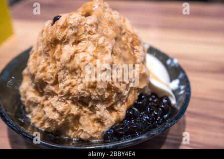 Traditionelle taiwanesische Eis baobing mit Bubble Tea, berühmten Essen in Taiwan Nacht Markt Stockfoto