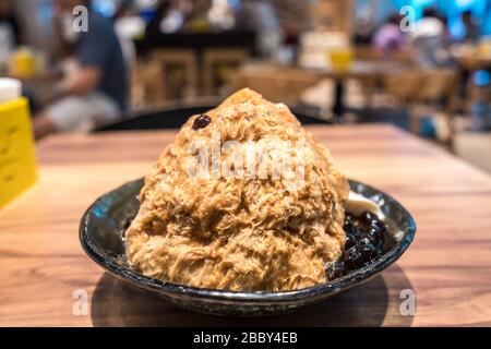 Traditionelle taiwanesische Eis baobing mit Bubble Tea, berühmten Essen in Taiwan Nacht Markt Stockfoto