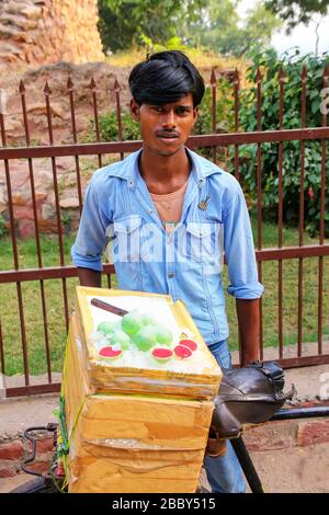 Junger Mann verkaufen Desserts aus einem Fahrrad außerhalb Jama Masjid in Fatehpur Sikri, Uttar Pradesh, Indien. Die Stadt wurde im Jahre 1569 von Mughal Empe gegründet. Stockfoto