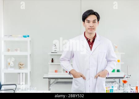 Porträt der asiatischen jungen gutaussehenden Ärztin im Krankenhaus medizinische Runde Dressing weiße saubere Uniform aussehen Lächeln Stockfoto