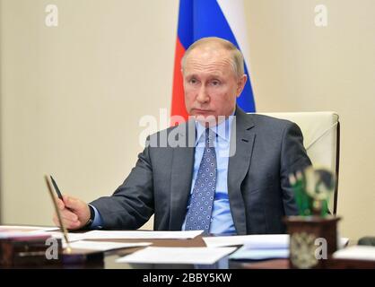 (200402) -- MOSKAU, 2. April 2020 (Xinhua) -- der russische Präsident Wladimir Putin hält am 1. April 2020 eine Videokonferenz mit Mitgliedern der russischen Regierung in der Residenz Nowo-Ogarevo außerhalb Moskaus, Russlands, ab. (Sputnik/Handout über Xinhua) Stockfoto