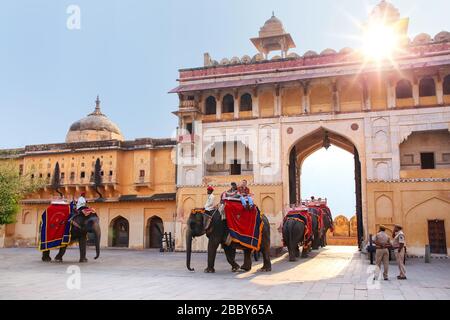 Dekoriert Elefanten eingabe Suraj Pol (Sun Gate) zu Jaleb Chowk (Hof), Amber Fort, Rajasthan, Indien. Elefantenreiten sind beliebte touristische Ein Stockfoto