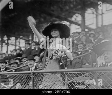 Miss Genevieve Ebbets, jüngste Tochter von Charley Ebbets, wirft bei Eröffnung von Ebbets Field Ca den ersten Ball. 1913 Stockfoto