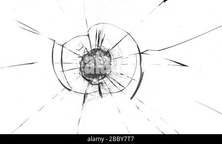 Runde Risse im Glas auf weißem Hintergrund. Das Loch in der Glasoberfläche von der Kugel. Stockfoto