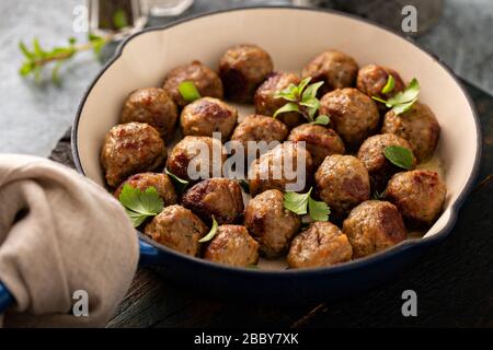 Schwedische Fleischbällchen in einer Gusseisenpfanne Stockfoto