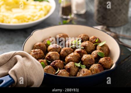 Schwedische Fleischbällchen in einer Gusseisenpfanne Stockfoto