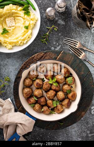 Schwedische Fleischbällchen in einer Gusseisenpfanne Stockfoto