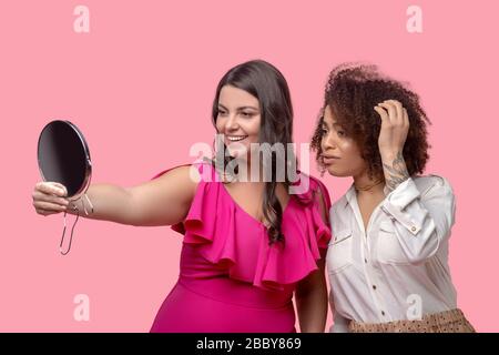 Zwei Frauen stehen im Spiegel. Stockfoto