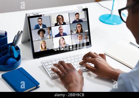 Frau, Die Von Zu Hause Aus Arbeitet, Hat Gruppenvideokonferenz Auf Dem Laptop Stockfoto
