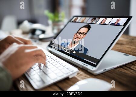 Mann Mit Online-Videokonferenz Der Gruppe Auf Dem Laptop Stockfoto