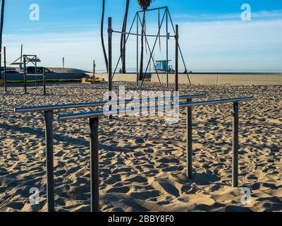 Gymnastik- und Trainingsbars am Strand im Fitnessstudio im Freien Stockfoto