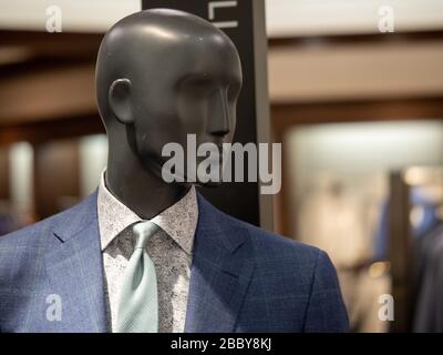 Männliche Schaufensterfigur mit buntem Anzug im Kaufhaus Stockfoto