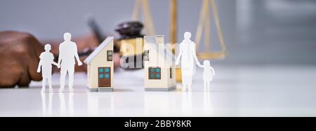Nahaufnahme von Mallet, die die Trennung von Familie und Haus am Schreibtisch zeigt Stockfoto