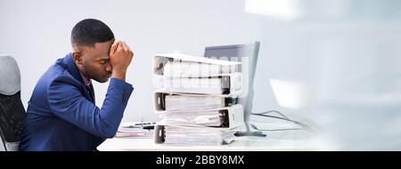 Workaholic Manager Mitarbeiter Mit Kopfschmerzen Und Stress Stockfoto