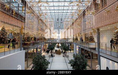 Berlin, Deutschland - 30. Dezember 2019: Einkaufszentrum Potsdamer Platz Arkaden in Weihnachtsdekoration, Garlands und Lichter Stockfoto