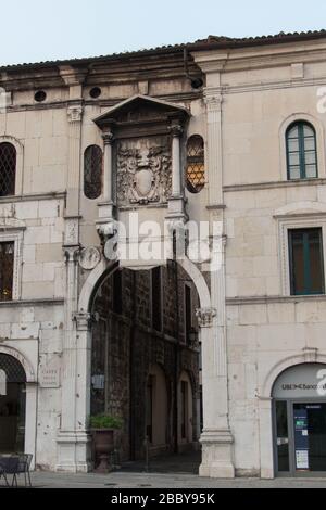 Brescia, Italien - 1. August 2018: Die Detailansicht der Gebäudefassade aus der Zeit Venetiens an der Piazza della Loggia am 1. August 2018, Lombardei, i. Stockfoto