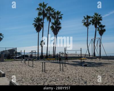 Männer trainieren im offenen Sandkasten des Venice Beach Muscle Beach Stockfoto