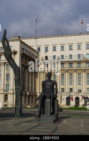 Bukarest, Rumänien - 27. April 2014: Statue von Iuliu Maniu auf dem Revolutionsplatz. Stockfoto