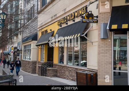 Lage des Restaurants Buffalo Wild Wings auf der Straße, zu Fuß zu erreichen Stockfoto