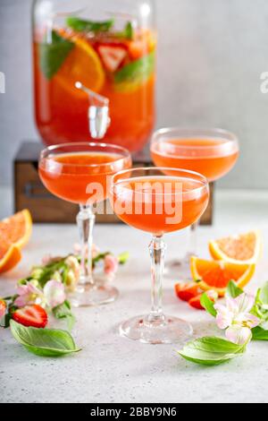 Erdbeere und Basilikumschlag Stockfoto