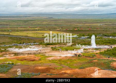 Strokkur, Island - Luftbild eines aktiven Geysirs bricht aus Stockfoto