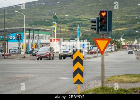 Akureyri, Island - Liebe Herz formte rotes Licht an der Ampel Stockfoto